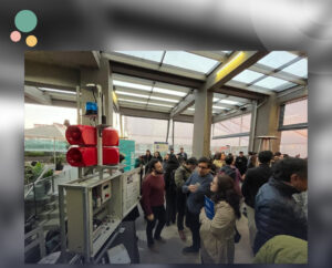 Stand de Solem con su Sistema de Alerta de Tsunami presentado en el Encuentro Internacional de Innovación e Infraestructura Resiliente en la PUCV, con asistentes observando el equipo tecnológico.