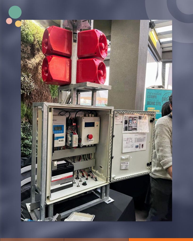 Muestra del Sistema de Alerta de Tsunami de Solem: aparato eléctrico y sirenas